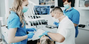 Zahnarzt und Assistentinnen bei einer Behandlung