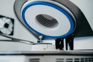 CEREC-Schleifeinheit fertigt eine Keramikrestauration